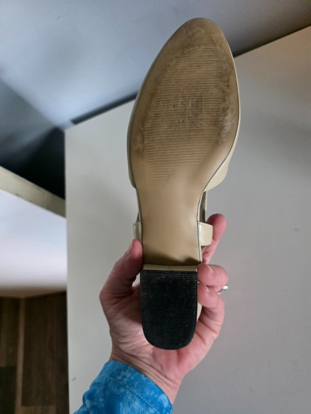 "JENNIE" Cream/Beige Cutout T-Strap Slingback Pumps. 7.5 - Picture 12 of 13